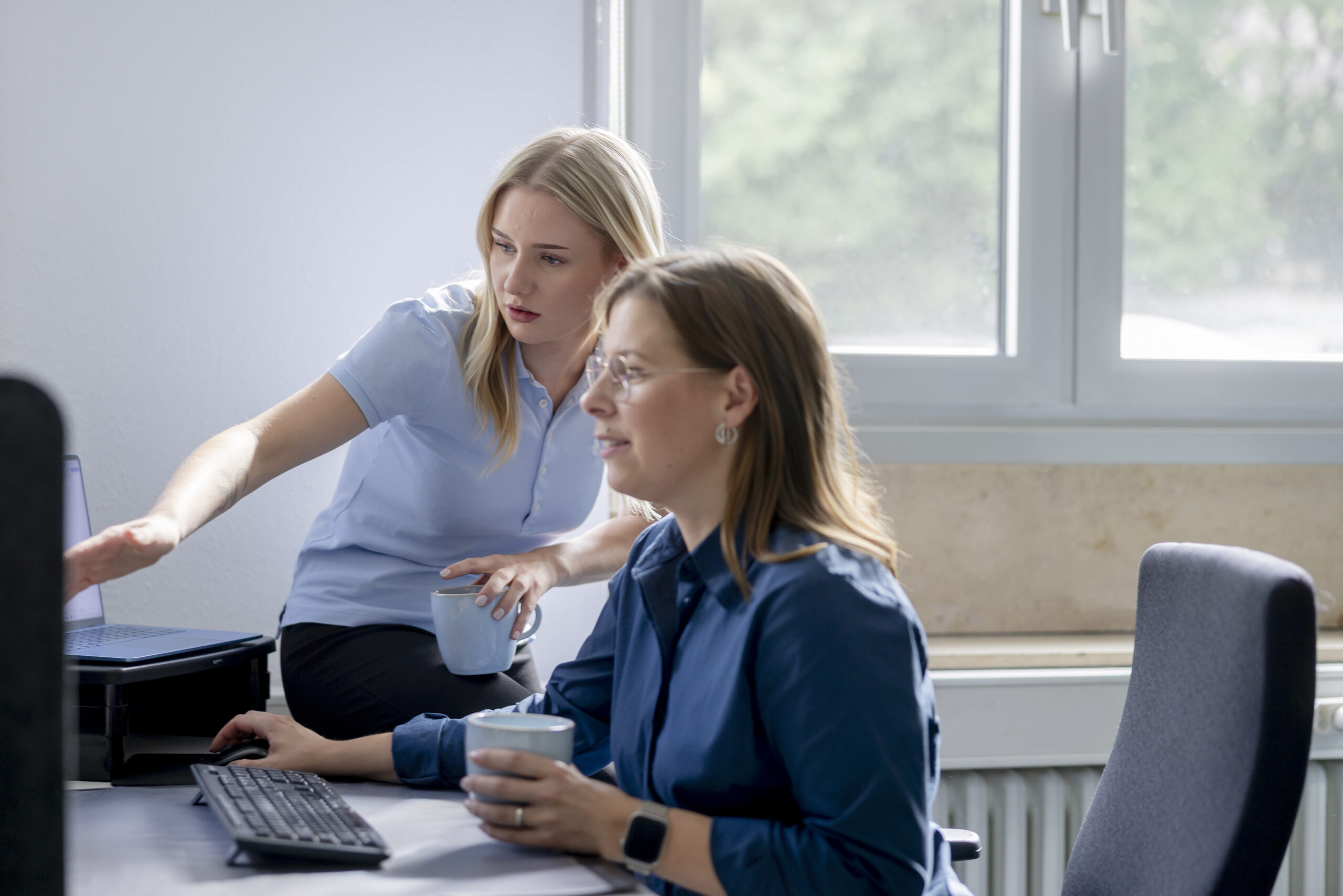 Zwei MIKO Mitarbeiterinnen im Büro am Computer